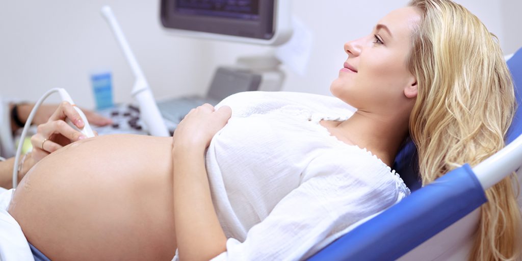Amniocenteza vs. NIPT - kako doneti ispravnu odluku? 2 Amniocenteza - invanzivna prenatalna dijagnostička procedura
